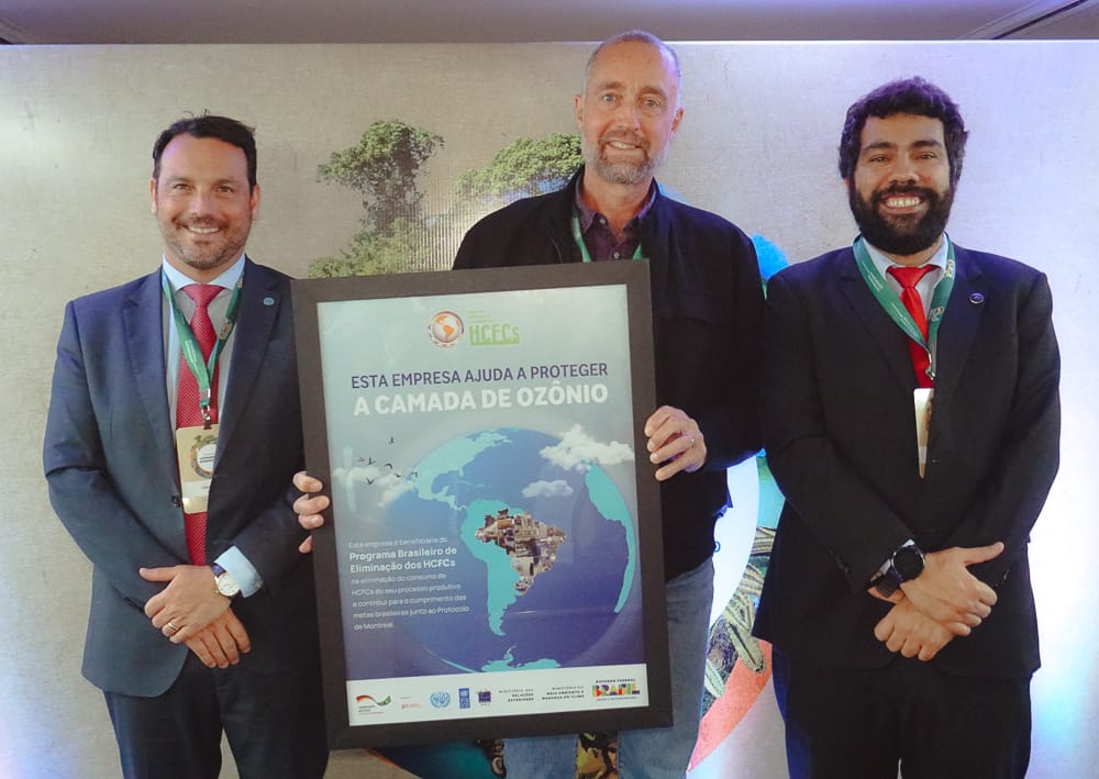 Foto: da esquerda para a direita – Clóvis Zapata (UNIDO), Eng. Rogério Marson (Eletrofrio), Érico Rial Pinto da Rocha (Ministério do Meio Ambiente)